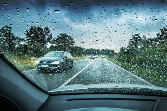 Conduzir com chuva: quais são os cuidados a ter nas estradas?