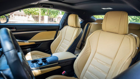 Interior de um automóvel com estofos em pele beje