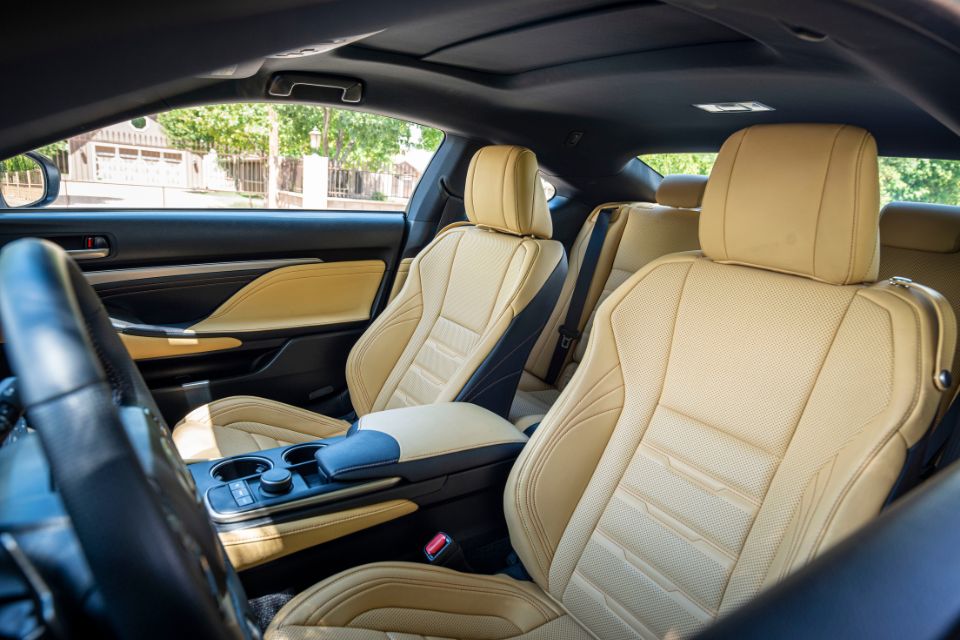 Interior de um automóvel com estofos em pele beje